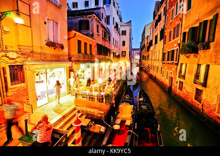 Venise, Italie - 3 septembre 2016 : vue sur les gondoles amarrées le long du canal à Venise de nuit le 3 septembre 2016. Banque D'Images