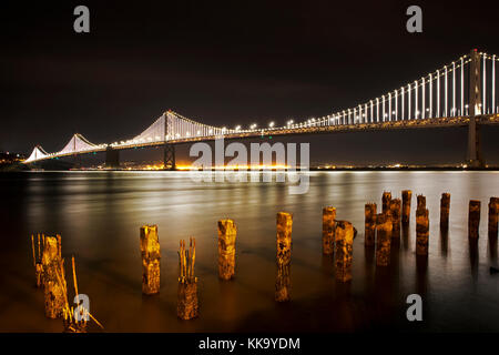 Le San Francisco Oakland Bay Bridge à partir de l'Embarcadero à Fisherman's Wharf Banque D'Images