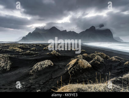 La recherche à travers les dunes de sable noir de l'Islande vers l'vesturhorn mountain Banque D'Images