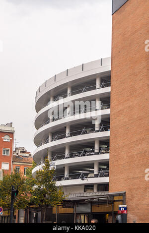 Rampe en spirale, Carmes Parking parking brutaliste, 1963-1964 par Candilis, Josic et Woods, place des Carmes, Toulouse, Haute-Garonne, Occitanie, France Banque D'Images