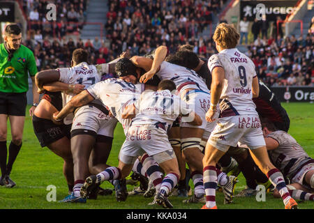 Scrum, stade v Bordeaux-Begles, Ernest Wallon stadium, terrain de l'équipe de rugby du Stade Toulousain, Toulouse, Haute-Garonne, Occitanie, France Banque D'Images