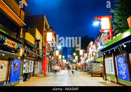 Tokyo, Japon - 17 juillet 2016 : vue de la rue traditionnelle japonaise près de temple Senso-ji de nuit à Tokyo le 17 juillet 2016. Banque D'Images