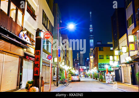 Tokyo, Japon - 17 juillet 2016 : vue de la rue traditionnelle japonaise près de temple Senso-ji de nuit à Tokyo le 17 juillet 2016. Banque D'Images