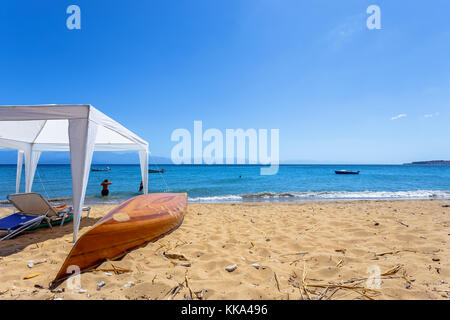 La célèbre plage de Peroulia près de la ville de Koroni dans le sud de la Grèce, contre un ciel bleu. Messinia, Péloponnèse, Grèce. Banque D'Images