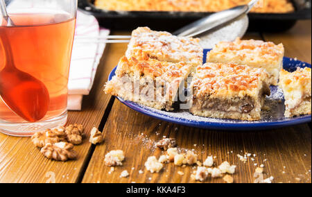 Walnut cake traditionnel avec un plateau sur la table en bois. Banque D'Images