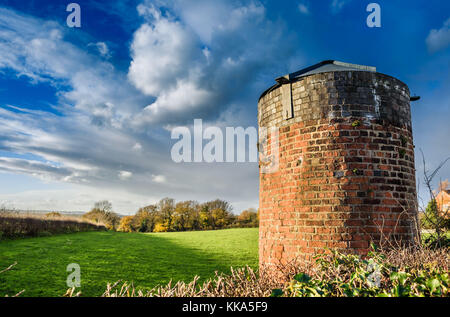 Canal de brique pour l'arbre de ventilation tunnel Barnton Barnton sur les terres agricoles à Cheshire, Angleterre, Royaume-Uni. Banque D'Images