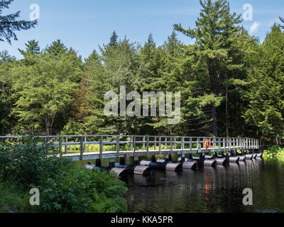 Pont flottant sur la Mersey River, le parc national Kejimkujik, en Nouvelle-Écosse, Canada. Banque D'Images