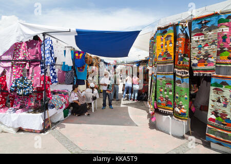 Marché Otavalo étals vendant des vêtements et des tapis colorés, Otavalo, Equateur Amérique du Sud Banque D'Images