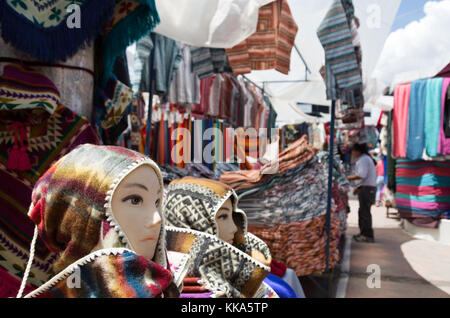 Marché d'Otavalo Équateur, tissus colorés pour la vente dans une échoppe de marché, marché d'Otavalo, le nord de l'Équateur, en Amérique du Sud Banque D'Images