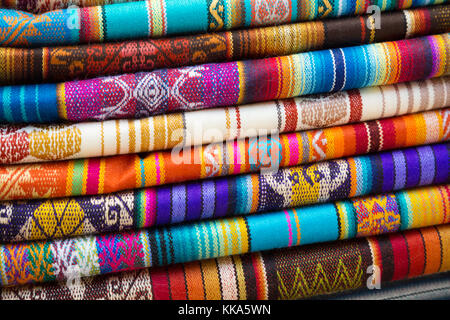 Tissus colorés pour la vente, le marché d'Otavalo Otavalo, Equateur, Amérique du Sud Banque D'Images