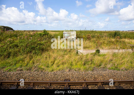 Direction du train panneau de direction à la gare de Morfa Mawddach, un arrêt sur demande, près de Barmouth Gwitd Nord-pays-de-Galles Royaume-Uni Banque D'Images