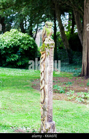 Sculpture en bois d'un hibou perché sur un post très orné, art du bois, de l'Irlande Banque D'Images