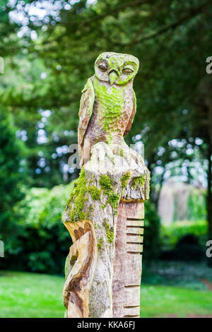 Sculpture en bois d'un hibou perché sur un post très orné, art du bois, de l'Irlande Banque D'Images