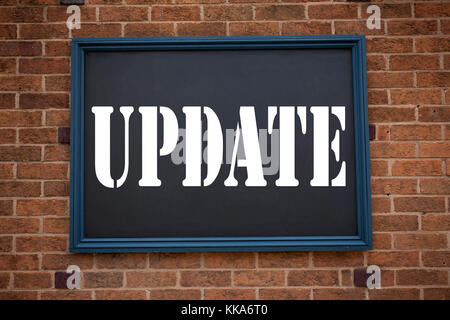 Légende de texte d'écriture manuscrite conceptuelle inspiration montrant la mise à jour de l'annonce. Business concept for Education étude de connaissances de texte écrit sur le cadre ancien Banque D'Images