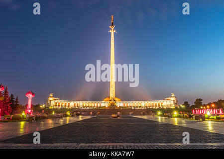 Place de la victoire après le coucher du soleil, avec l'obélisque et le Musée de la Grande Guerre Patriotique à Victory Park, Poklonnaya Hill. Moscou, Russie. Banque D'Images