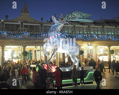 Avis d'un grand cheval cabré de décoration à Covent Garden à Londres la nuit Banque D'Images