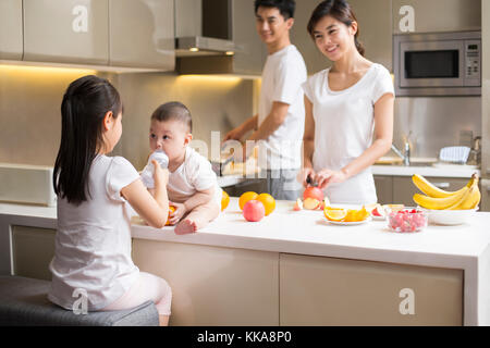 Happy young Chinese cuisine familiale dans la cuisine Banque D'Images