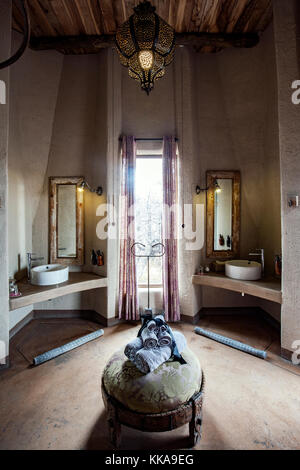 L'intérieur des toilettes de honeymoon suite à onguma le fort, onguma game reserve, la Namibie, l'Afrique Banque D'Images