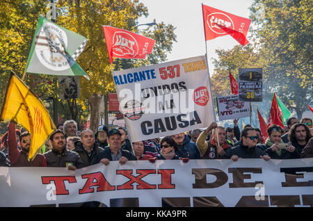 Madrid, Espagne. 29 Nov, 2017. Des milliers de chauffeurs de taxi de toute l'Espagne ont protesté en Espagne pour demander plus de restrictions des entreprises comme Cabify et Uber. Cette démonstration fait partie d'un 24 heures grève des taxis qui se déroule dans tout le pays. Credit : Lora Grigorova/Alamy Live News Banque D'Images