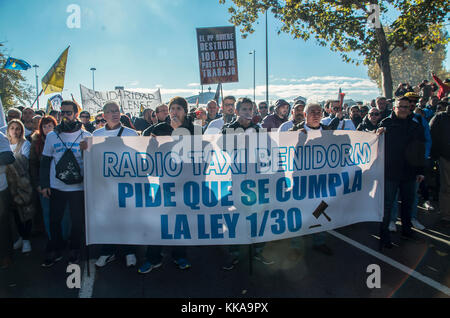 Madrid, Espagne. 29 Nov, 2017. Des milliers de chauffeurs de taxi de toute l'Espagne ont protesté en Espagne pour demander plus de restrictions des entreprises comme Cabify et Uber. Cette démonstration fait partie d'un 24 heures grève des taxis qui se déroule dans tout le pays. Credit : Lora Grigorova/Alamy Live News Banque D'Images