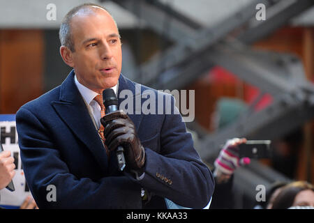 Matt Lauer accueille 'Today' de NBC au Rockefeller Plaza le 21 novembre 2012 à New York | utilisation dans le monde entier Banque D'Images