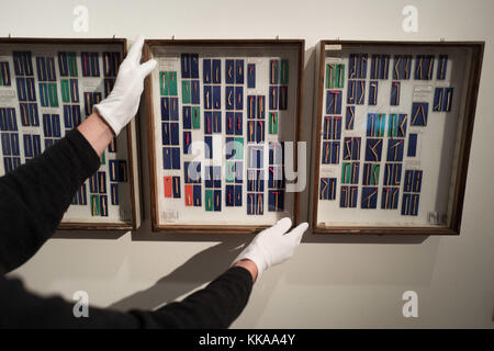 Berlin, Allemagne. 29 novembre 2017. Vue de l'exposition d'allumettes 'Lumomonsterologie' du collectionneur Peter Herbert au Museum der Dinge de Berlin. Du 1er novembre au 26 mars 2018, l’exposition présente une collection de baguettes pliées et déformées, qui ne respectaient pas la norme. Photo : Jörg Carstensen/dpa/Alamy Live News Banque D'Images