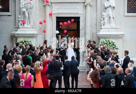 Venise, Italie. 13 juillet 2016. Joueur professionnel de football Bastian Schweinsteiger et joueur de tennis Ana Ivanovi  quittent l'église Chiesa dell'Abbazia della Misericordia après leur mariage à Venise, Italie, 13 juillet 2016. Crédit : Joerg Carstensen/dpa | usage Worldwide/dpa/Alay Live News Banque D'Images