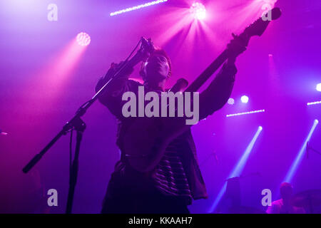 Milan, Italie. 28 Nov, 2017. La chanteuse/parolière Archy Marshall Ivan connu sur scène en tant que KING KRULE effectue sur scène à Magazzini Generali pour présenter son nouvel album 'Le Ooz' Credit : Rodolfo Sassano/Alamy Live News Banque D'Images