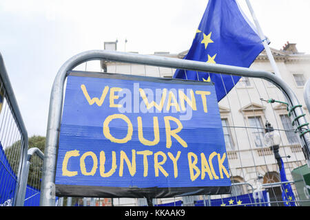 London uk. 29 novembre 2017. pro europe manifestants devant le parlement comme le gouvernement britannique a accepté de payer l'Union européenne 50 milliards de livres sterling en ce qui est connu comme le brexit règlement de divorce afin de lancer les négociations piétinent avec Bruxelles crédit : amer ghazzal/Alamy live news Banque D'Images