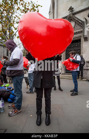 Londres, Royaume-Uni. 29 Nov, 2017. Les partisans de Lauri Amour gonfler des ballons en forme de cœur à l'extérieur de la Juridiction royale de la Justice avant son procès en appel contre l'extradition. L'amour est accusé d'avoir orchestré un cyber-attaque 2013 par Anonyme le gouvernement américain sites web. Crédit : Guy Josse/Alamy Live News Banque D'Images