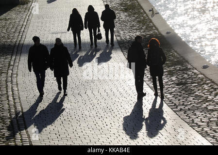 Berlin, Allemagne. 29 novembre 2017. Les gens marchent le long de la rivière Spree sous le soleil et autour de trois degrés Celsius à Berlin, Allemagne, 29 novembre 2017. Crédit : Wolfgang Kumm/dpa/Alamy Live News Banque D'Images