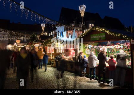 Goslar, Allemagne. 29 novembre 2017. Les visiteurs traversent le marché de Noël à Goslar, Allemagne, 29 novembre 2017. Le marché de Noël de Goslar est ouvert du 29 novembre au 30 décembre 2017. Crédit : Swen Pförtner/dpa/Alamy Live News Banque D'Images