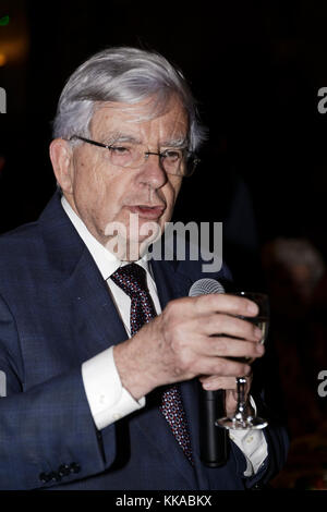 Paris, France. 28 novembre 2017. Jean-Pierre Chevènement assiste à la soirée de gala des amis de Palestine, Palais de la porte dorée, Paris, France. Crédit : Bernard Menigault/Alamy Live News Banque D'Images