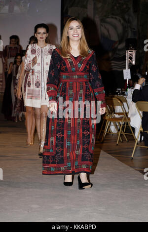 Paris, France. 28 novembre 2017. Nurah Abdin-Khalifa marche sur la piste lors du défilé de mode de la soirée de gala des amis de Palestine, Palais de la porte dorée, Paris, France. Crédit : Bernard Menigault/Alamy Live News Banque D'Images