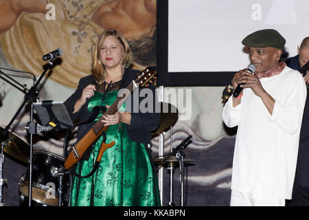 Paris, France. 28 novembre 2017. Juliana OLM et Ravy magnifique assistent à la soirée de gala des amis de Palestine, Palais de la porte dorée, Paris, France. Crédit : Bernard Menigault/Alamy Live News Banque D'Images