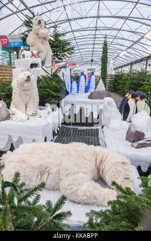 Northampton Royaume-uni 29 novembre 2017. Un grand affichage de Noël que vous entrez Wyevale Garden Centre. Harlestone road Northampton avec les ours polaires déménagement et la respiration à l'écran. Credit : Keith J Smith./Alamy Live News Banque D'Images