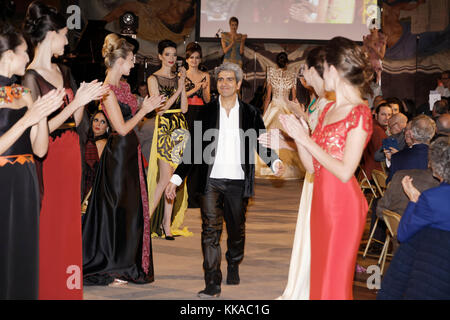 Paris, France. 28 novembre 2017. Jamal Taslaq marche sur la piste lors du défilé de mode de la soirée de gala des amis de Palestine, Palais de la porte dorée, Paris, France. Crédit : Bernard Menigault/Alamy Live News Banque D'Images