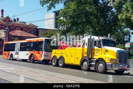 Melbourne, Australie. 29 Nov, 2017. À propos de bus de banlieue à être remorqué, suite à une panne lors de la vague de novembre 2017 à Melbourne, Australie Crédit : Philip Game/Alamy Live News Banque D'Images