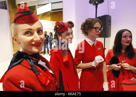 Kiev, Ukraine. 29 novembre 2017. Les participants posent pour une photo, lors de la finale du concours de mode aérienne 'Sky Swallows-2017' parmi les agents de bord à Kiev, Ukraine, le 29 novembre 2017. Les stewards et stewards d'environ 10 compagnies aériennes internationales ont présenté leurs vêtements lors de la finale du concours. Crédit : Serg Glovny/ZUMA Wire/Alamy Live News Banque D'Images