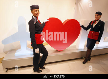 Kiev, Ukraine. 29 novembre 2017. Les participants posent pour une photo, lors de la finale du concours de mode aérienne 'Sky Swallows-2017' parmi les agents de bord à Kiev, Ukraine, le 29 novembre 2017. Les stewards et stewards d'environ 10 compagnies aériennes internationales ont présenté leurs vêtements lors de la finale du concours. Crédit : Serg Glovny/ZUMA Wire/Alamy Live News Banque D'Images