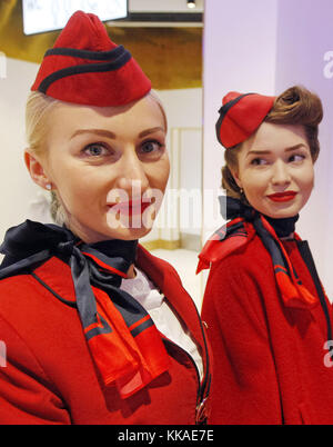 Kiev, Ukraine. 29 nov, 2017. Les participants posent pour une photo, lors de la finale de 'ciel' hirondelles-2017 concours de mode air parmi les agents de bord à Kiev, Ukraine, le 29 novembre 2017 hôtesses et stewards. d'environ 10 compagnies aériennes internationales ont présenté leurs vêtements pendant le finale de ce concours. crédit : serg glovny/zuma/Alamy fil live news Banque D'Images