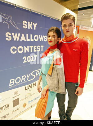 Kiev, Ukraine. 29 novembre 2017. Les participants posent pour une photo, lors de la finale du concours de mode aérienne 'Sky Swallows-2017' parmi les agents de bord à Kiev, Ukraine, le 29 novembre 2017. Les stewards et stewards d'environ 10 compagnies aériennes internationales ont présenté leurs vêtements lors de la finale du concours. Crédit : Serg Glovny/ZUMA Wire/Alamy Live News Banque D'Images