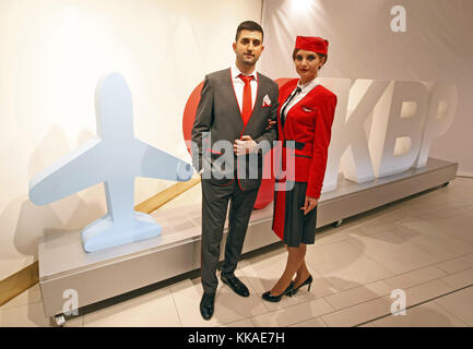 Kiev, Ukraine. 29 nov, 2017. Les participants posent pour une photo, lors de la finale de 'ciel' hirondelles-2017 concours de mode air parmi les agents de bord à Kiev, Ukraine, le 29 novembre 2017 hôtesses et stewards. d'environ 10 compagnies aériennes internationales ont présenté leurs vêtements pendant le finale de ce concours. crédit : serg glovny/zuma/Alamy fil live news Banque D'Images
