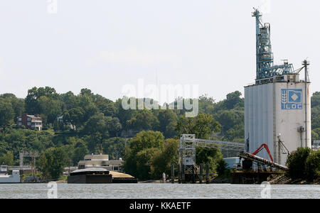 Iowa, États-Unis. 10 août 2017. Il y a de nombreux terminaux le long du fleuve Mississippi près de Burlington, Iowa. Crédit : Quad-City Times/ZUMA Wire/Alay Live News Banque D'Images