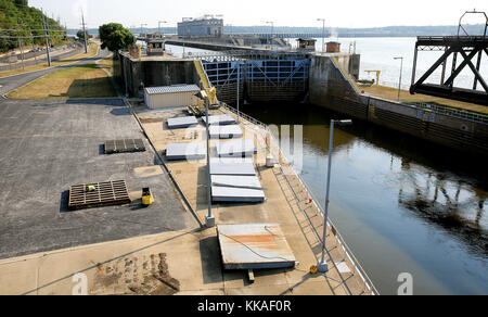 Keokuk, Iowa, États-Unis. 10 août 2017. Au bord du fleuve Mississippi à Keokuk, Iowa se trouve l'écluse et le barrage no 19 et la centrale électrique. Crédit : Kevin E. Schmidt/Quad-City Times/ZUMA Wire/Alay Live News Banque D'Images