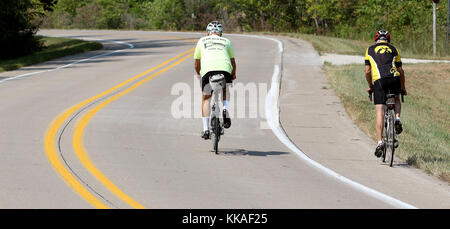 Iowa, États-Unis. 10 août 2017. Le cycliste se dirige vers le sud le long de la Mississippi River Road en direction de Keokuk, Iowa. Crédit : Kevin E. Schmidt/Quad-City Times/ZUMA Wire/Alay Live News Banque D'Images