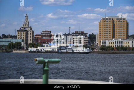 Rock Island, Iowa, États-Unis. 9 août 2017. Le centre-ville de Davenport est vu de l'autre côté du fleuve Mississippi depuis le parc Schwiebert à Rock Island, Illinois, le mercredi 9 août 2017. Credit: Andy Abeyta, Quad-City Times/Quad-City Times/ZUMA Wire/Alay Live News Banque D'Images