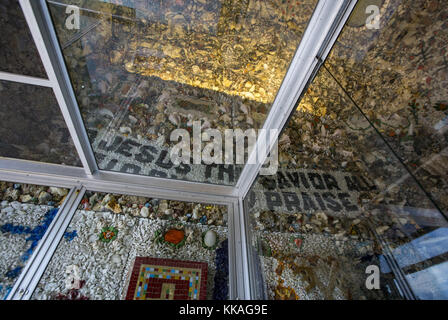 Dickeyville, Iowa, États-Unis. 20 juin 2017. Le plafond de la grotte de Dickeyville à Dickeyville, Wisconsin, le mardi 20 juin 2017. La grotte et les sanctuaires de la paroisse Saint-Esprit sont l'œuvre du Père Matthias Wernerus, qui a servi de pasteur de 1918 à 1931. Le travail a été fait entre 1925 et 1930 à partir de verre recueilli, pierre, pierres précieuses coquillages fossiles, coraux, bois et beaucoup d'autres matériaux organiques, tous sans l'utilisation de plans ou de plans de servir de sanctuaires religieux et patriotes pour le public. Credit: Andy Abeyta, Quad-City Times/Quad-City Times/ZUMA Wire/Alay Live News Banque D'Images