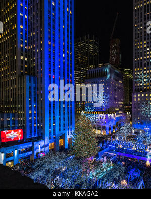 New York, USA. 29 Nov, 2017. Un 75-pieds de haut l'épinette de Norvège est éclairé par plus de 50 000 lumières LED multi-couleur lors de la traditionnelle cérémonie d'allumage de l'arbre de Noël au Rockefeller Center de New York, a officiellement lancé la saison de vacances. Credit : Enrique Shore/Alamy Live News Banque D'Images