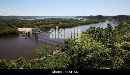 Iowa, États-Unis. 6 juin 2017. Le pont Black Hawk traverse le Mississippi, rejoignant la ville de Lansing, dans le comté d'Allamakee, Iowa, jusqu'au comté rural de Crawford, Wisconsin. C'est le pont le plus au nord du Mississippi en Iowa. Le pont Lansing Blackhawk a été conçu par Melvin Stone et construit en privé en 1931 par la Iowa-Wisconsin Bridge Company qui a vendu des actions et exploité le pont comme un pont à péage jusqu'à ce qu'un barrage de glace endommage un pont auxiliaire du côté du Wisconsin. Le pont principal était opérationnel mais était inutilisé de 1945 à 1957, point auquel l'Iowa et le Wisconsin ont assumé la propriété de la Banque D'Images